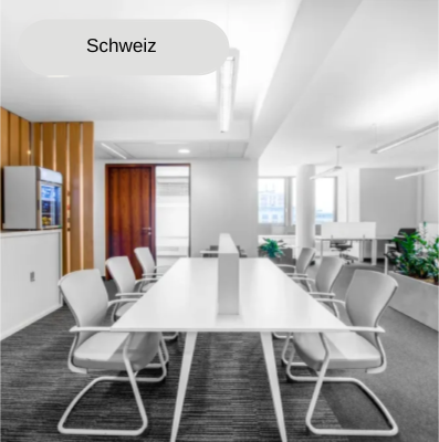 Moderner Bürokonferenzraum mit weißem Tisch, Stühlen und Holzelementen. Schweiz.
