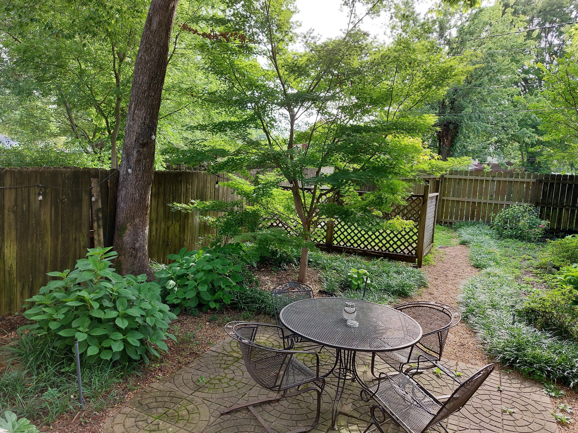 There is a table and chairs in the backyard.