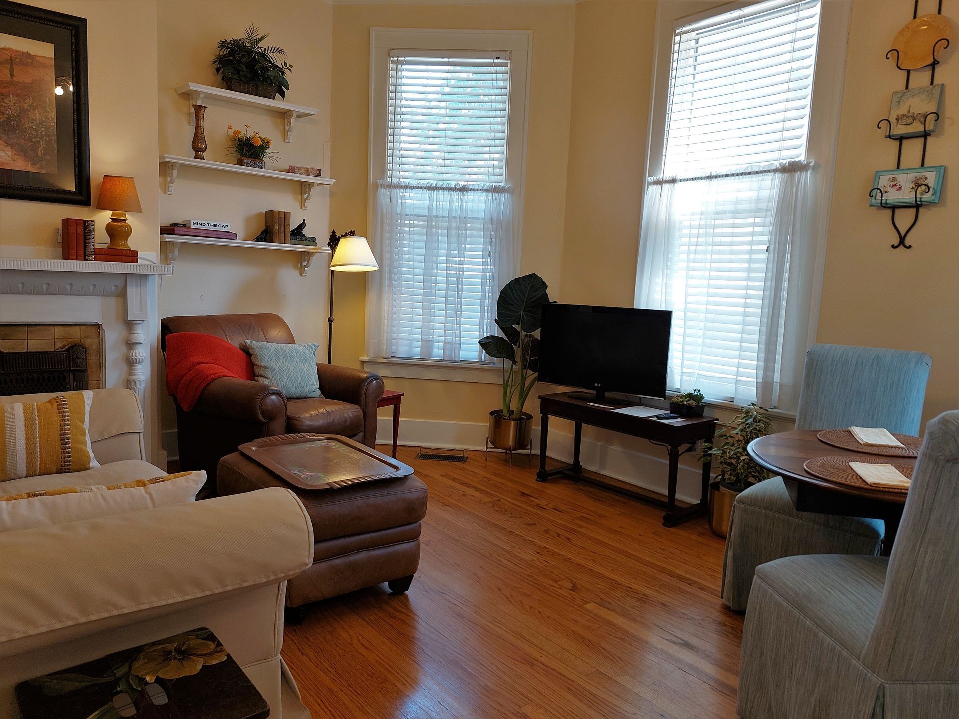 A living room filled with furniture and a flat screen tv