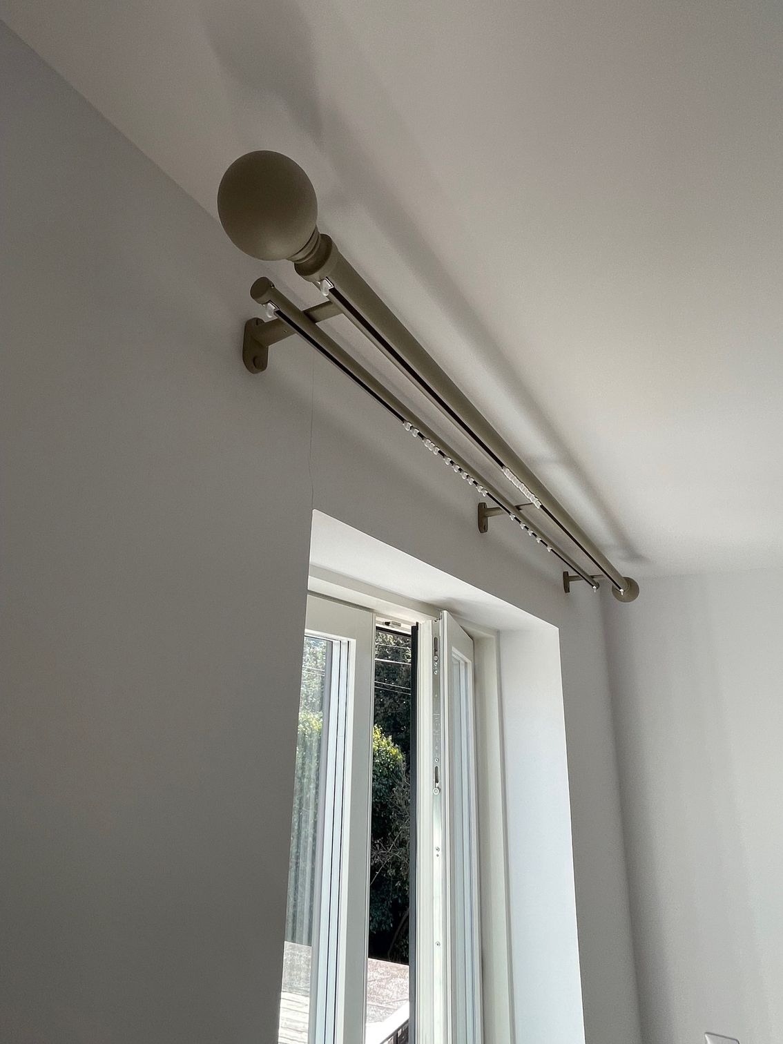 Curtain & Blind fitters, installation only or made to measure and fitted, Bedford