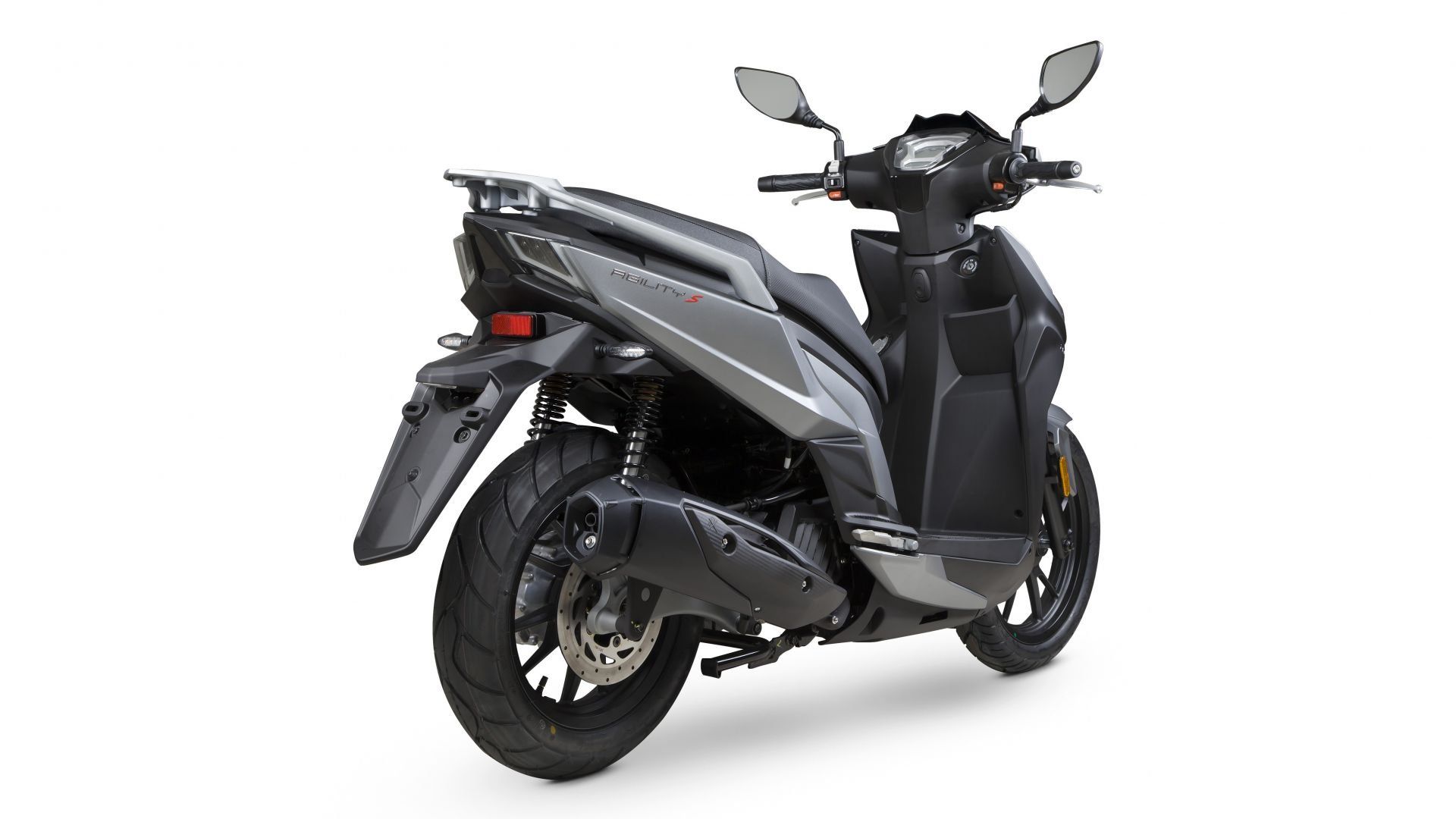 Scooter nero e grigio visto da una vista posteriore di tre quarti su sfondo bianco.