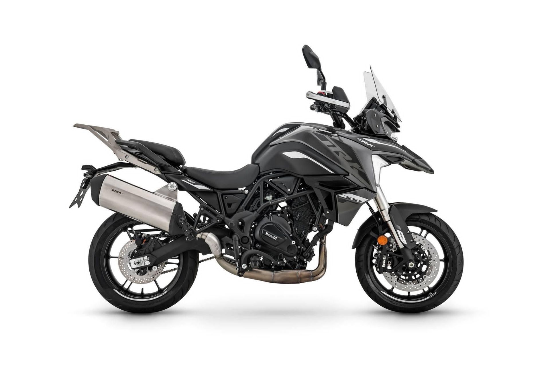 Motocicletta da avventura Benelli TRK 502 nera su sfondo bianco.