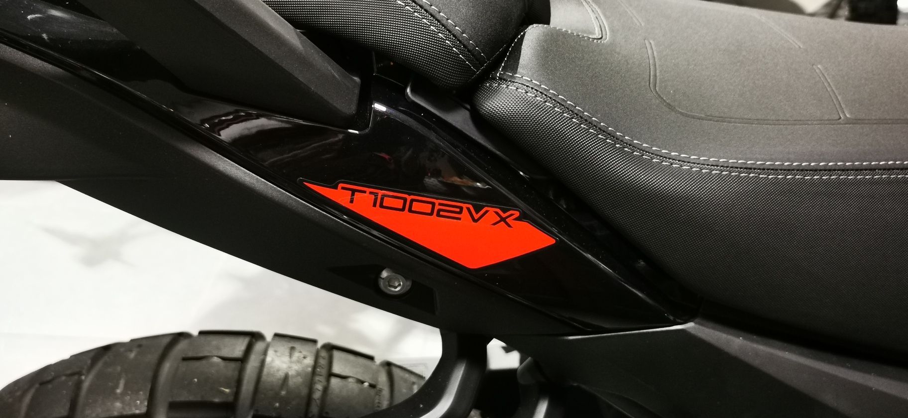 Motocicletta nera con logo 