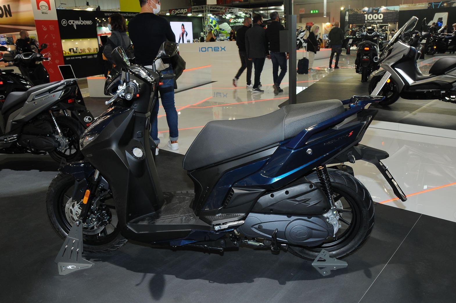 Scooter blu scuro esposto in uno showroom.
