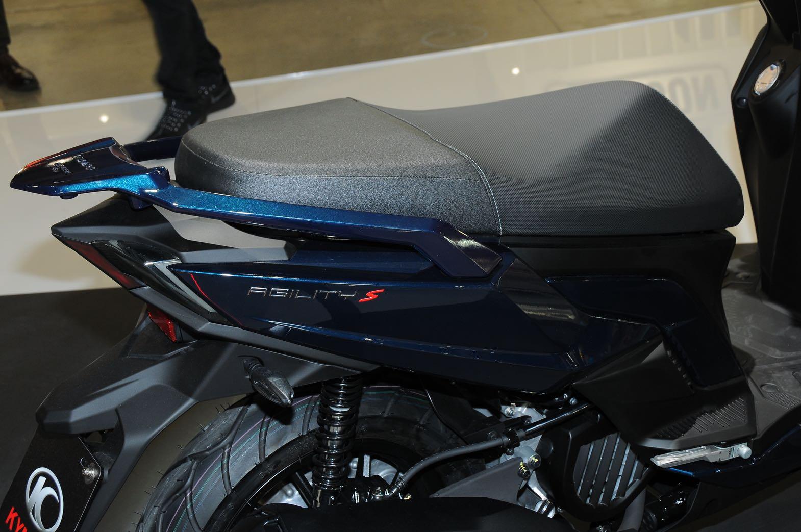 Primo piano del sedile, della parte posteriore e del parafango di uno scooter blu.