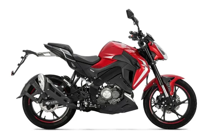 Motocicletta rossa e nera, parcheggiata su sfondo bianco.