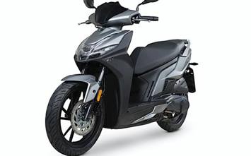 Monopattino argento e nero con freno a disco anteriore su sfondo bianco.
