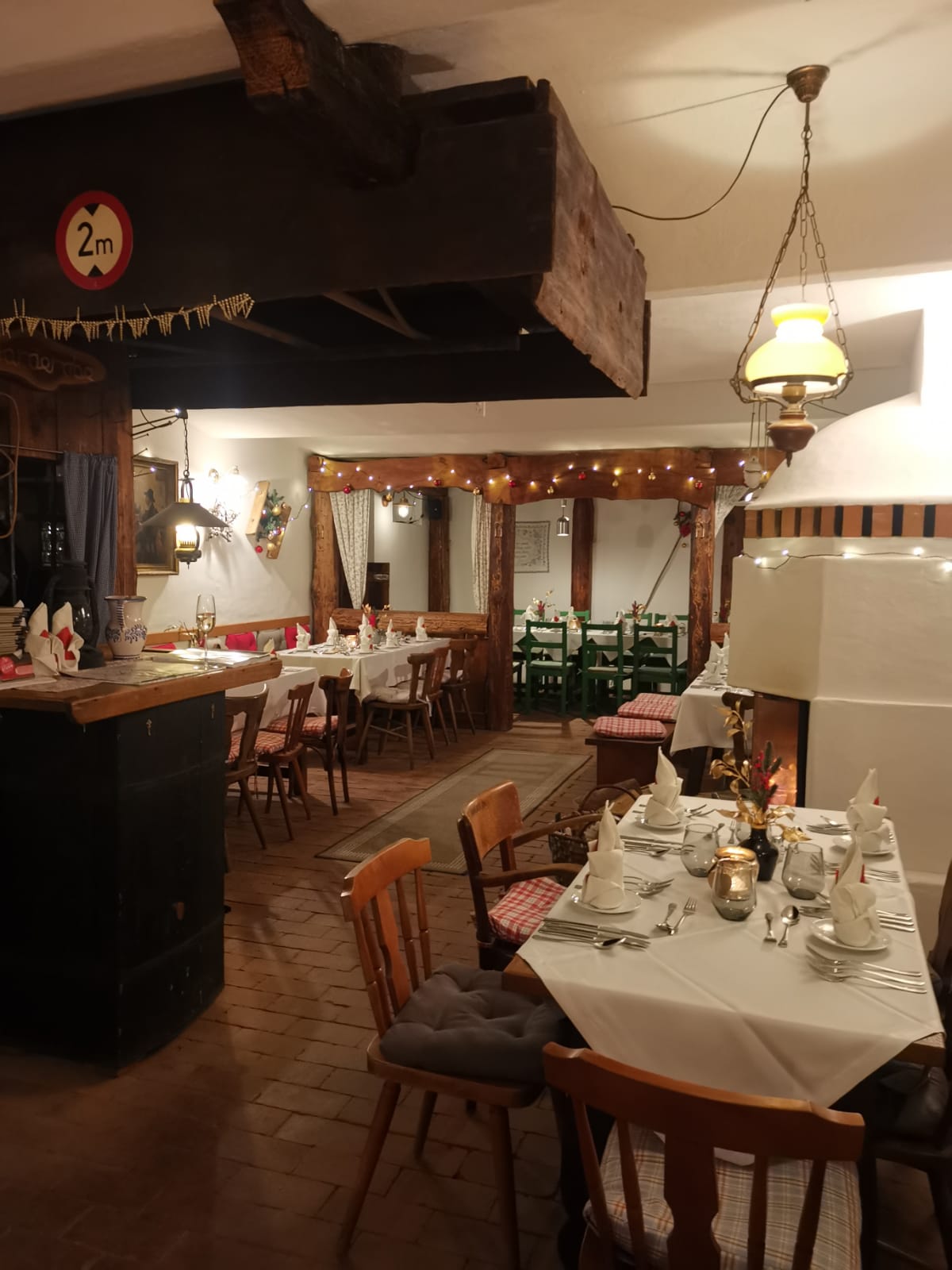 Innenbereich Gasthof mit Tischen und Stühlen