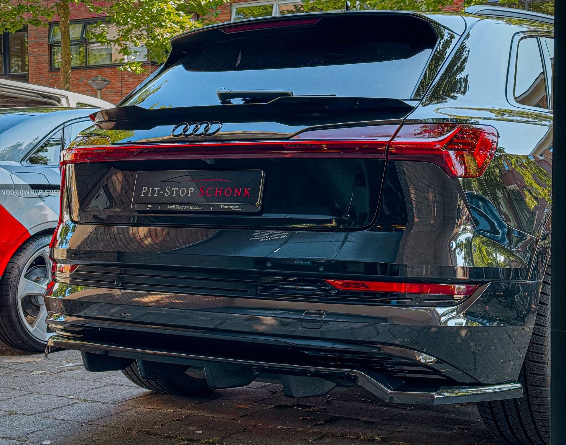 Een zwarte Audi staat geparkeerd op een parkeerplaats