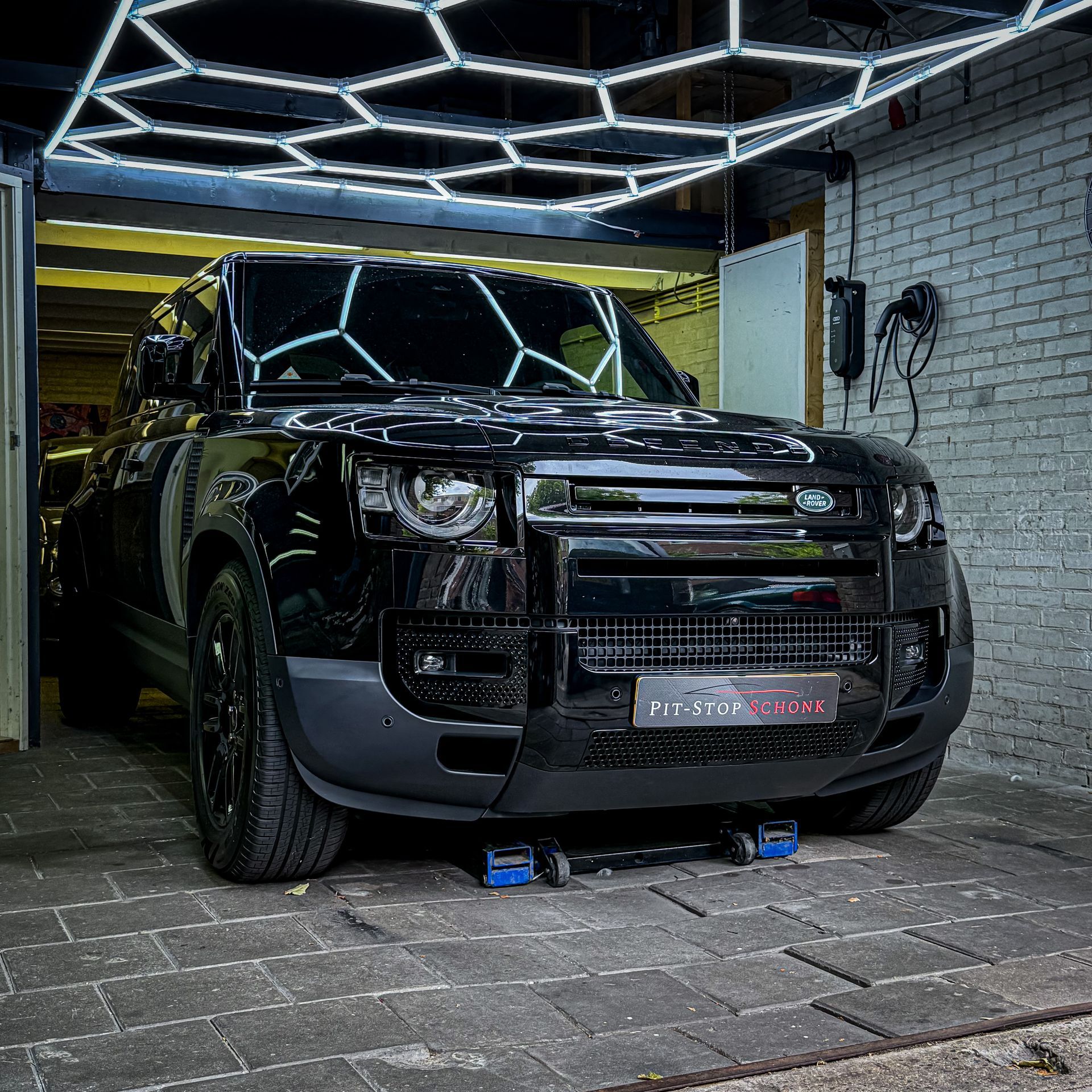 Land Rover Defender L663 met Exterior Black Pack bij Pit-Stop Schonk in Leiden