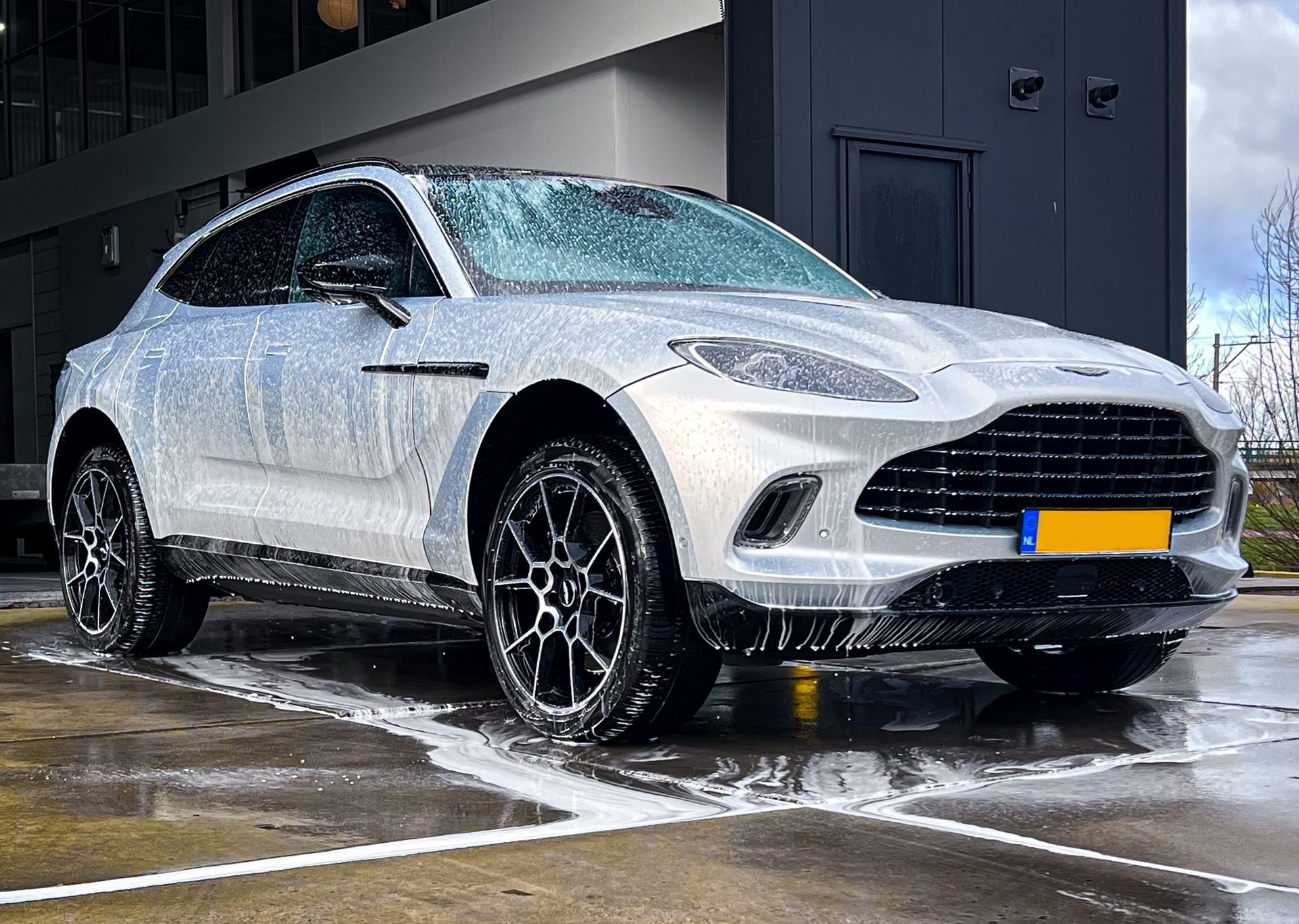 Aston-Martin DBX 