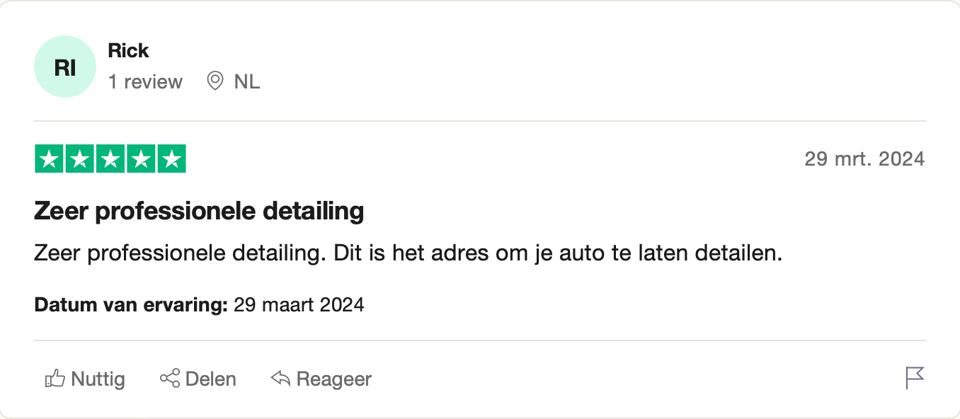 Een screenshot van een Google-recensiepagina met een foto van een auto.