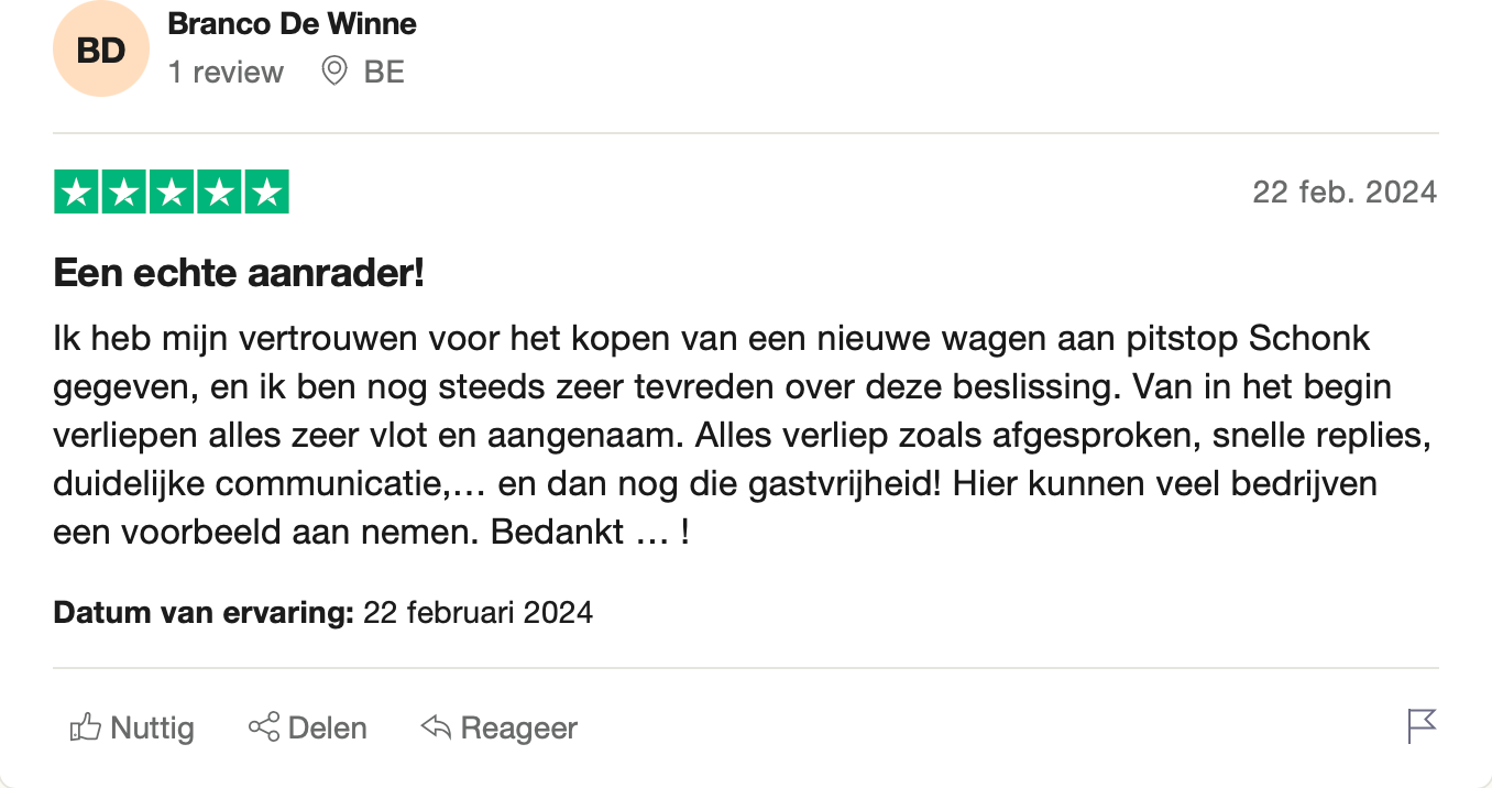 Een screenshot van een Google-recensiepagina met een foto van een auto.