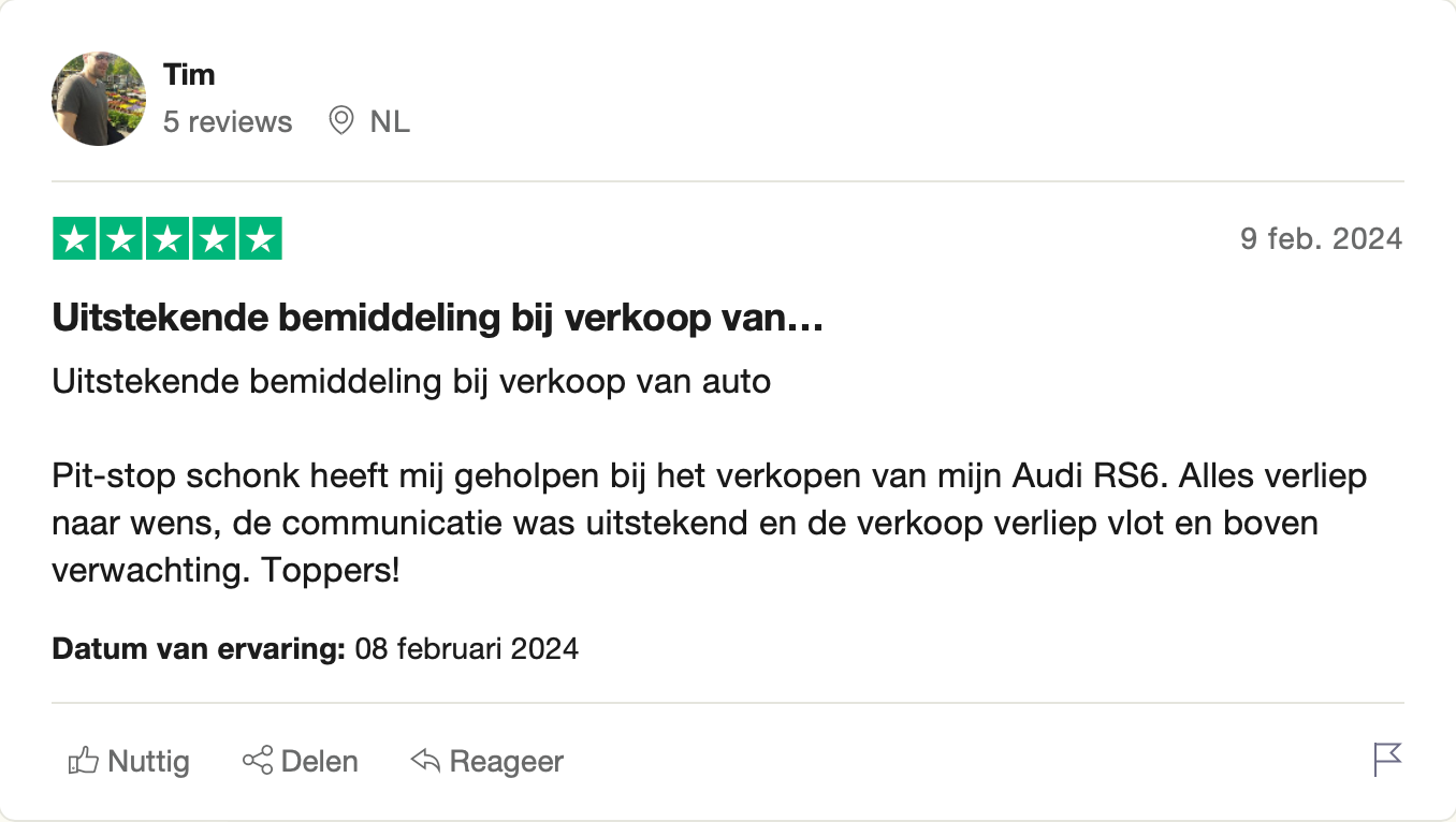 Een screenshot van een Google-recensiepagina met een foto van een auto.