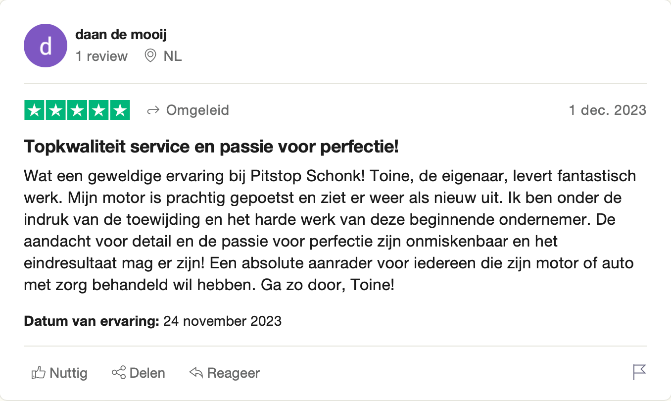 Een screenshot van een Google-recensiepagina met een foto van een auto.