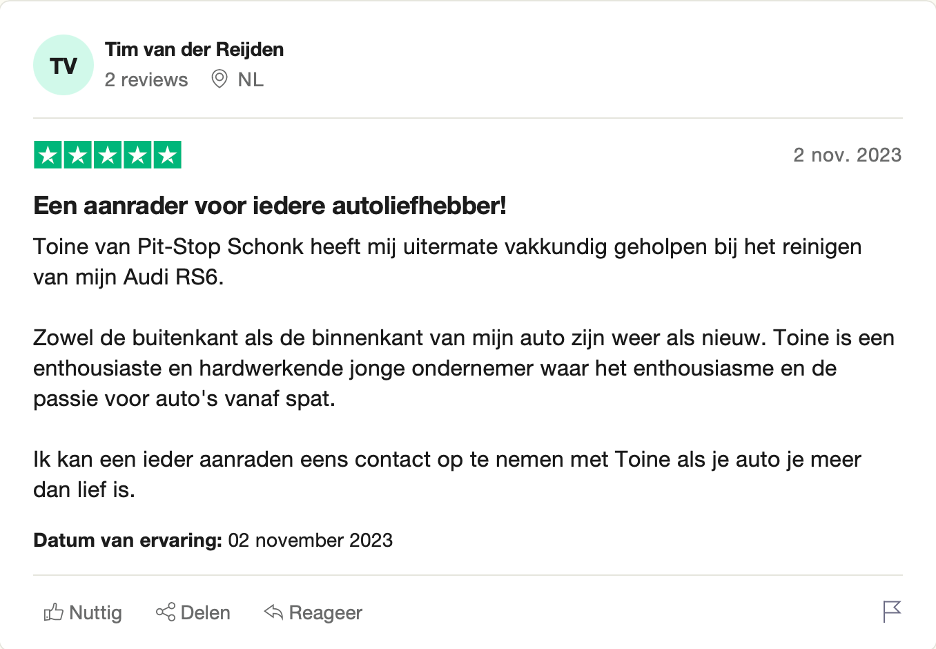 Een screenshot van een Google-recensiepagina met een foto van een auto.