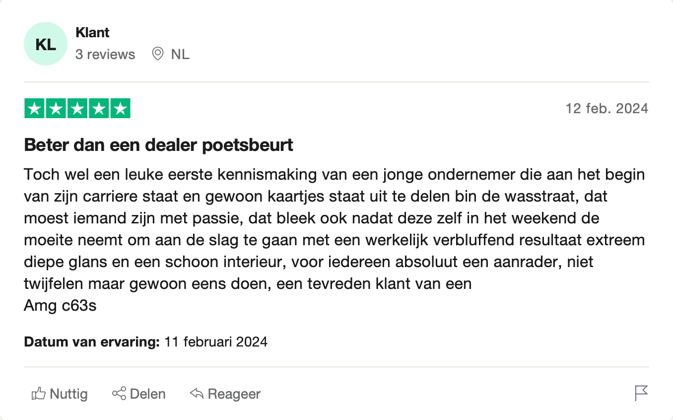 Een screenshot van een Google-recensiepagina met een foto van een auto.