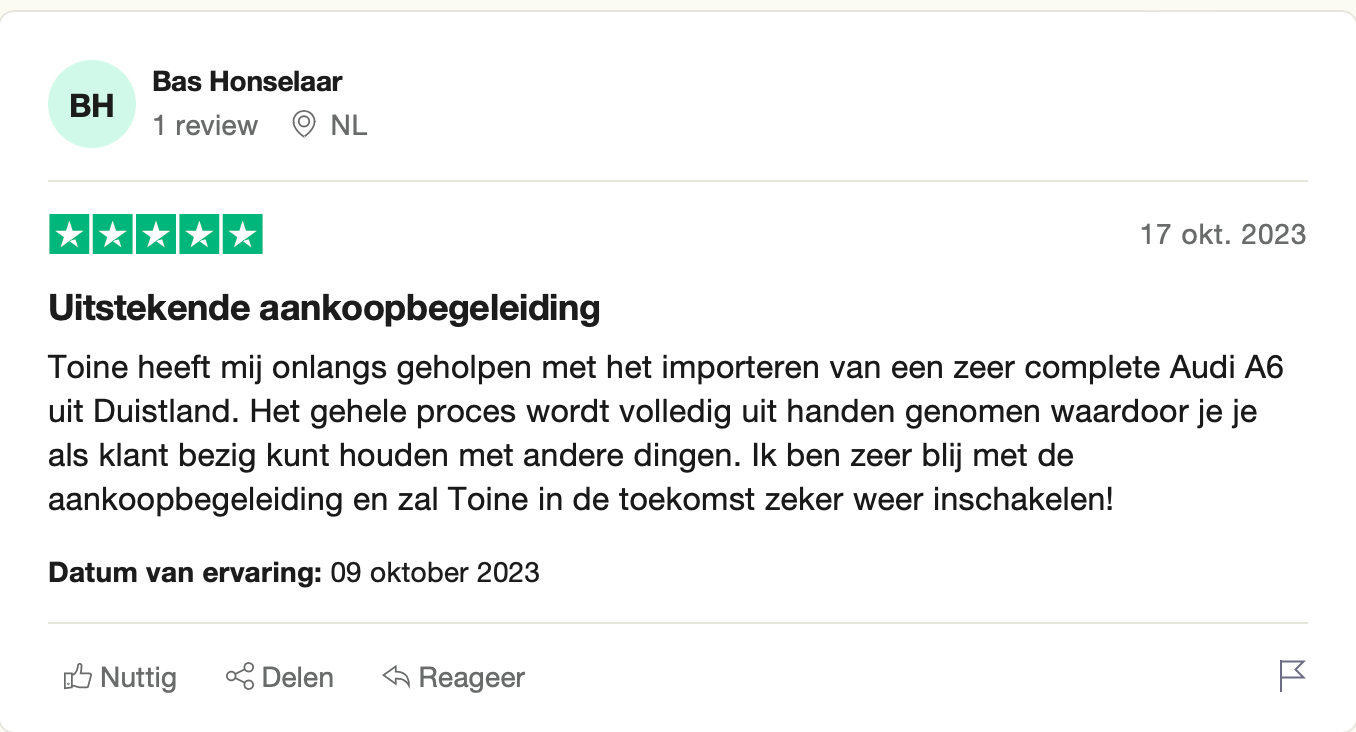 Een screenshot van een Google-recensiepagina met een foto van een auto.