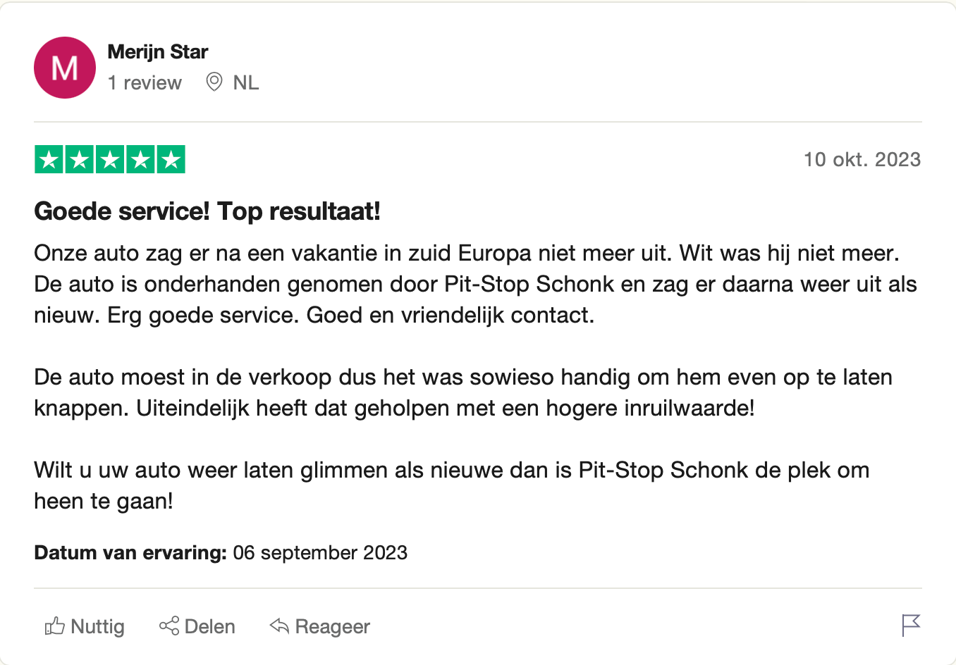 Een screenshot van een Google-recensiepagina met een foto van een auto.