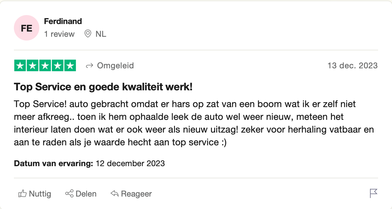 Een screenshot van een Google-recensiepagina met een foto van een auto.