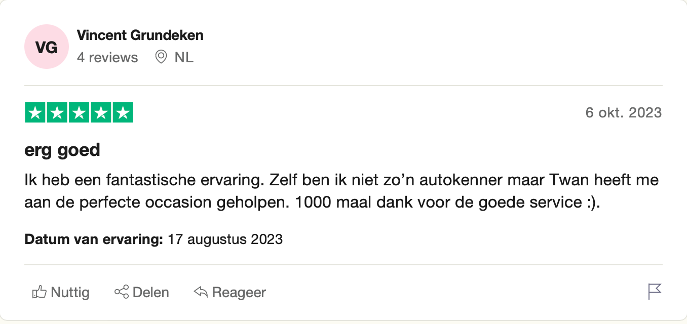 Een screenshot van een Google-recensiepagina met een foto van een auto.
