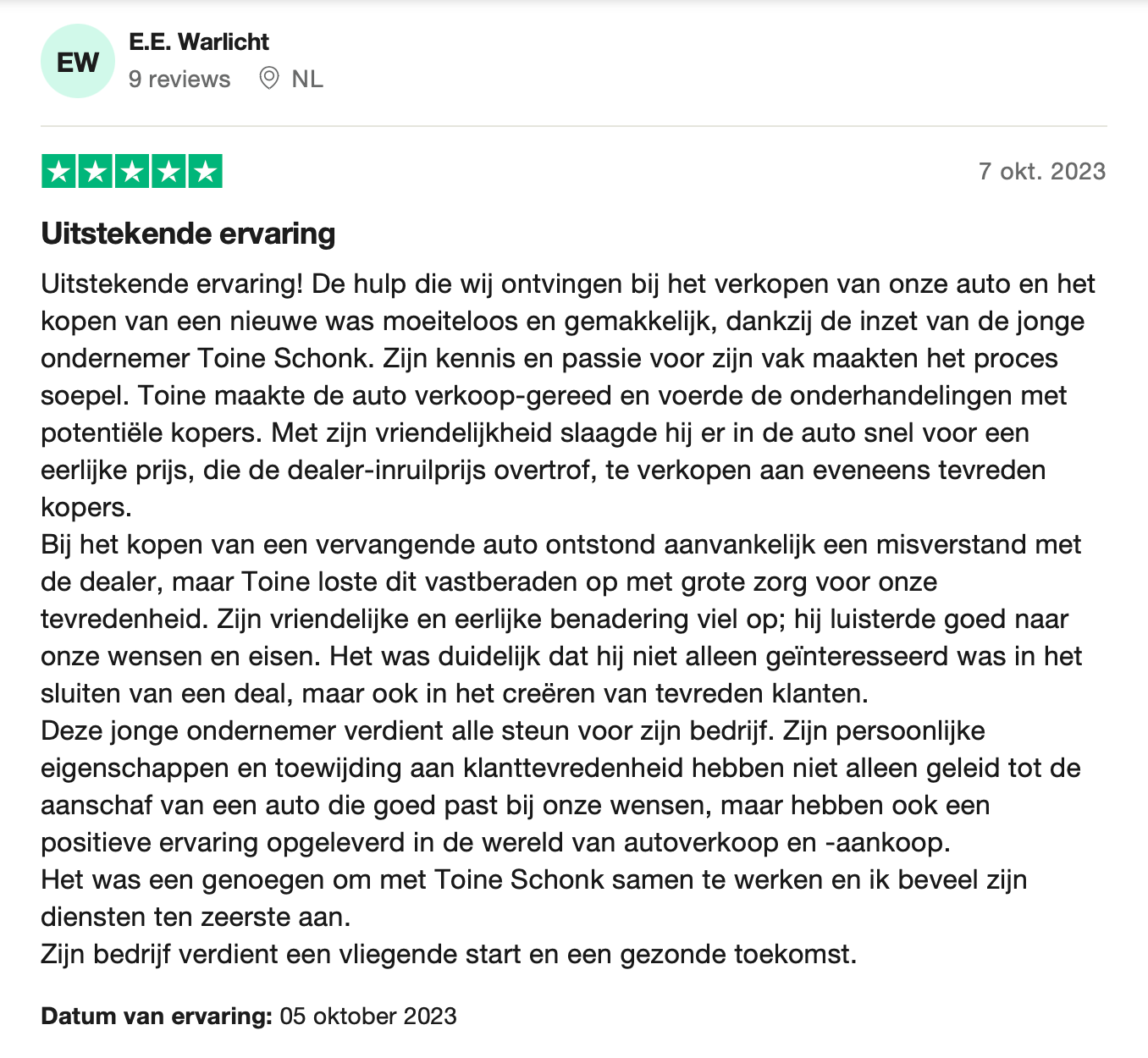 Een screenshot van een Google-recensiepagina met een foto van een auto.