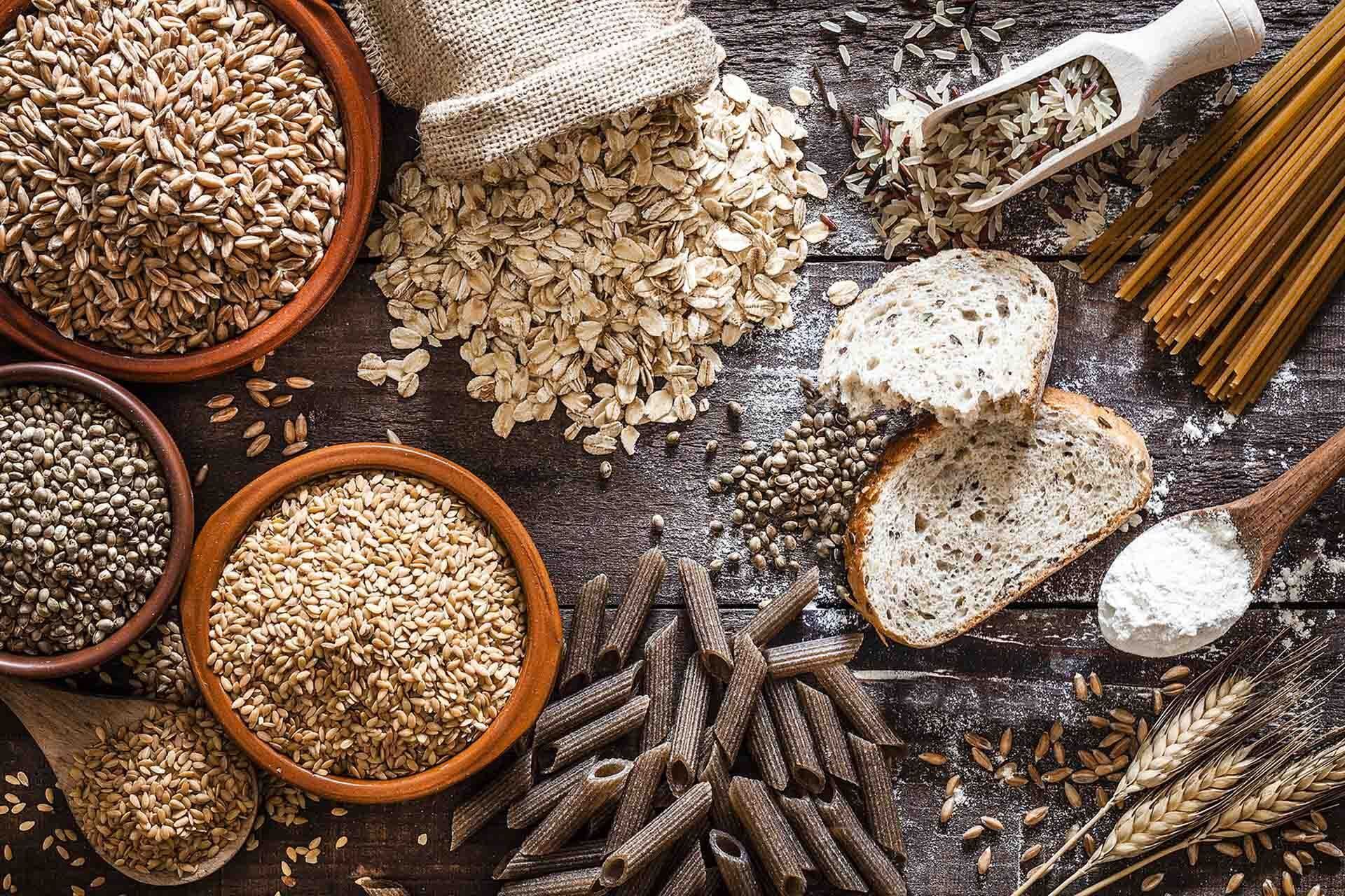 Ci sono molti tipi diversi di cereali sulla tavola.