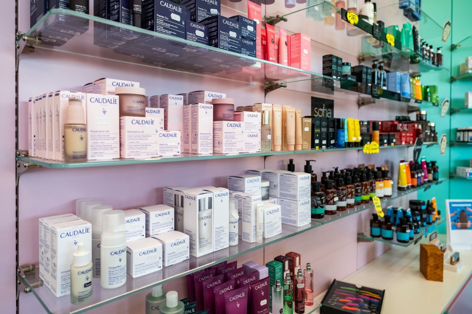 Un negozio pieno di cosmetici sugli scaffali.