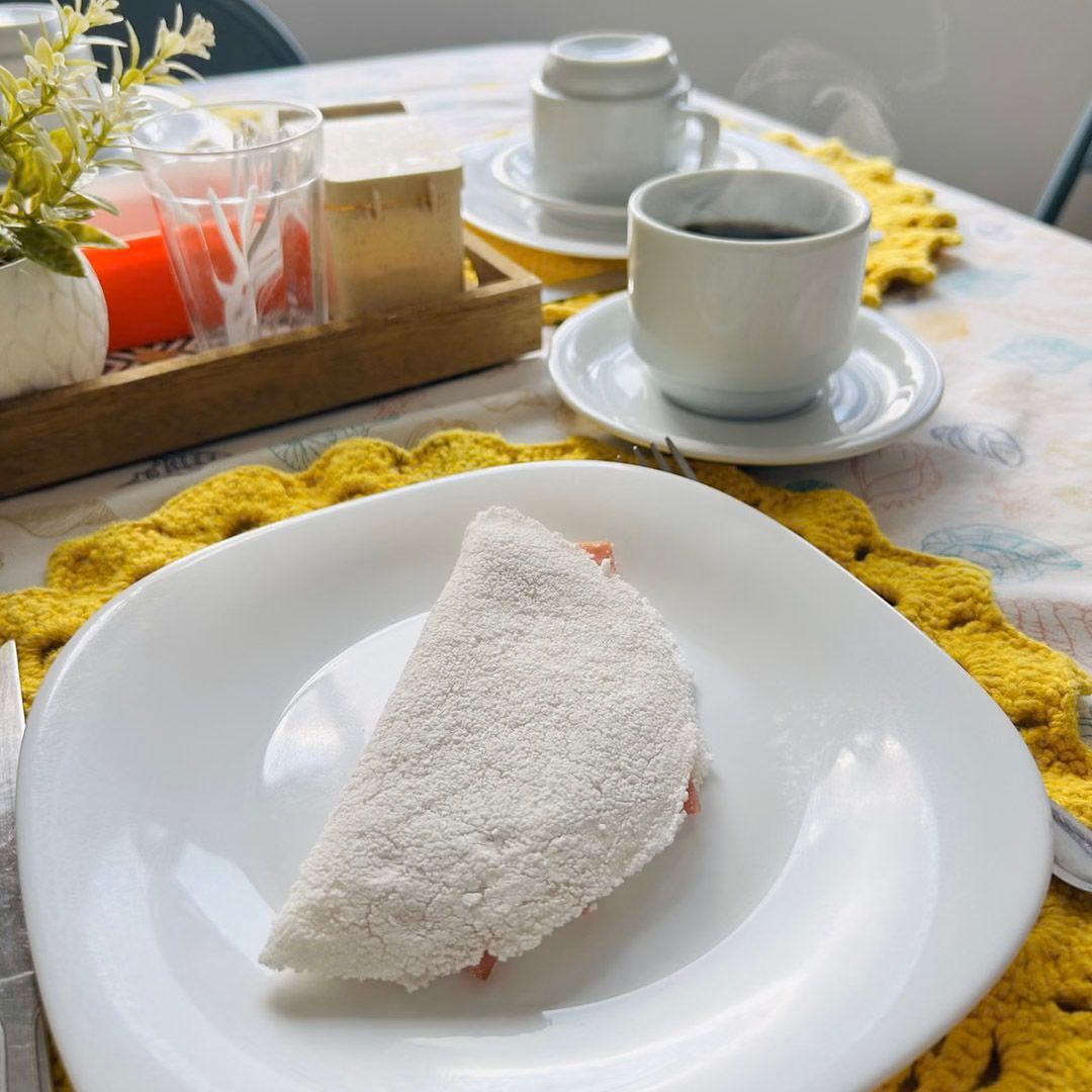 Um prato branco com um pedaço de comida nele