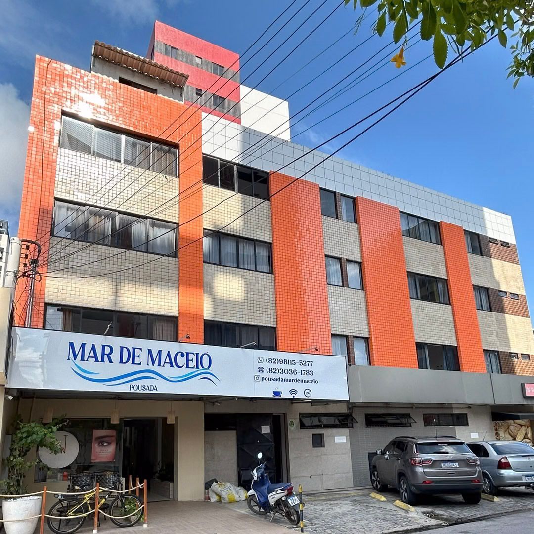 Um grande edifício laranja com uma placa que diz mar de macio