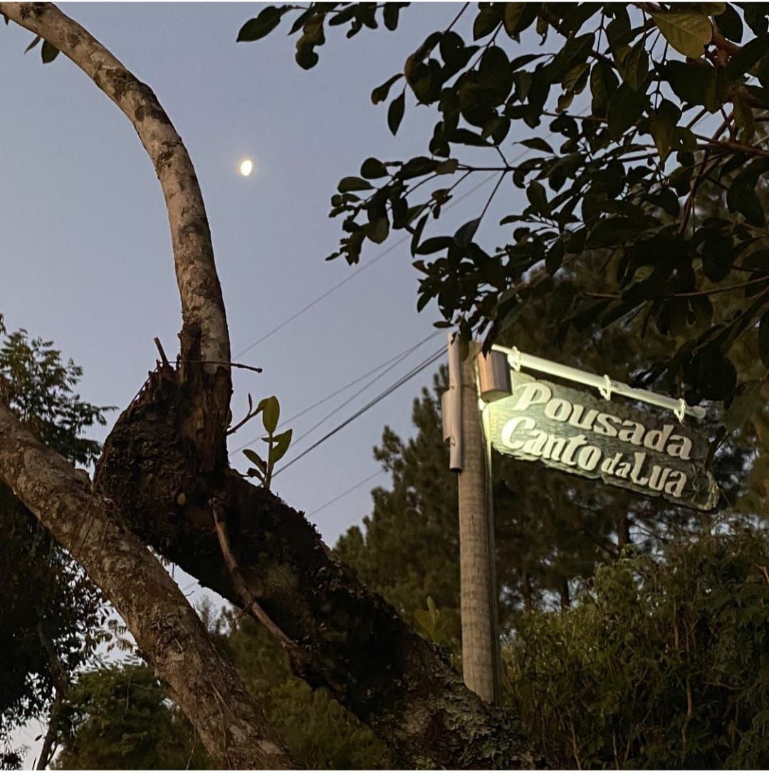 Uma placa iluminada com os dizeres
