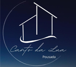 Logotipo da Canto da Lua Pousada: o contorno de uma casa e uma lua crescente sobre um fundo azul escuro com texto branco.