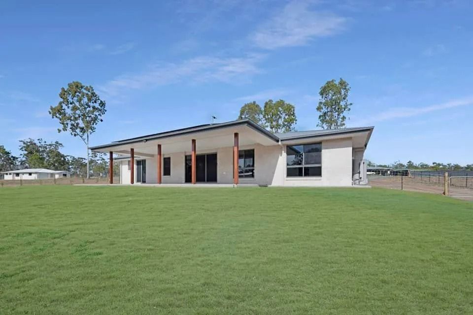 Modern, Single-Story House with A Sloping Roof, Set in A Grassy Field on A Sunny Day — Country to Coast Homes In Gregory River, QLD