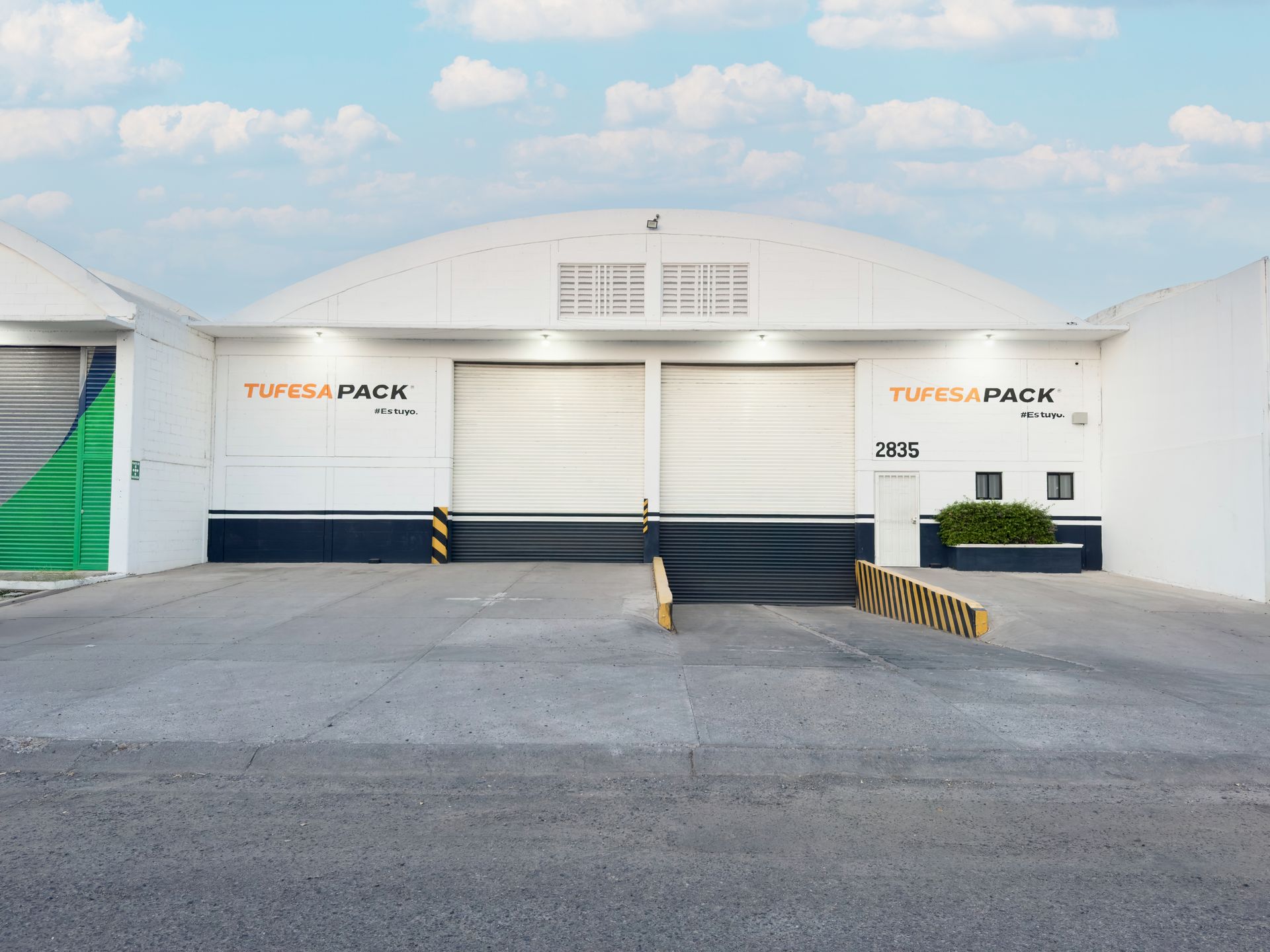 Almacén con dos puertas enrollables 