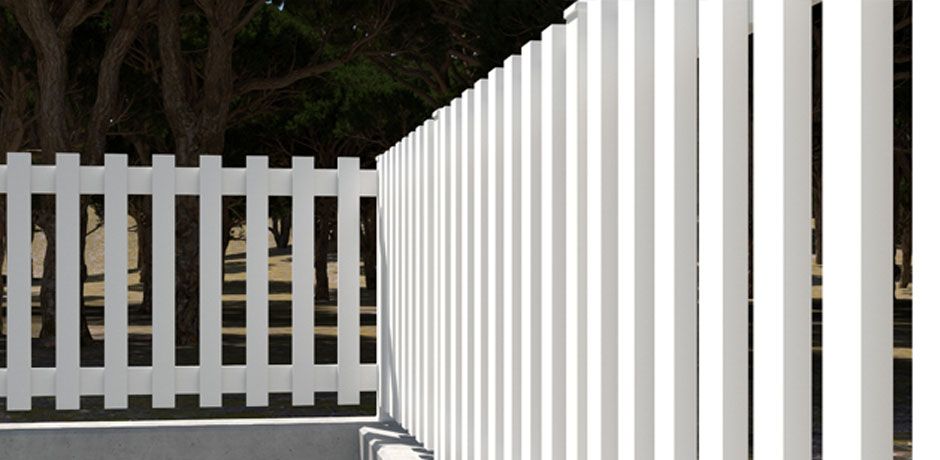 Valla PVC blanco Dlimity Adonis. Sin mantenimiento. Valla abierta para jardin, piscina, finca, separacion de ambientes. Lamas y postes de PVC. 20 años de garantia. Fabricación a medida, entrega en kit.