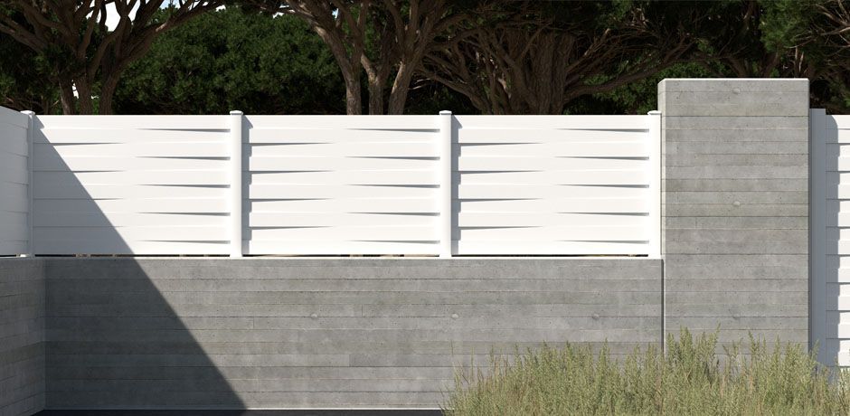 Valla PVC blanco Dlimity Alterna Cross. Sin mantenimiento. Valla de ocultación total con lamas cruzadas.  Para jardin, casa, finca, separacion de ambientes. Lamas y postes de PVC. 20 años de garantia. Fabricacion a medida, entrega en kit. 