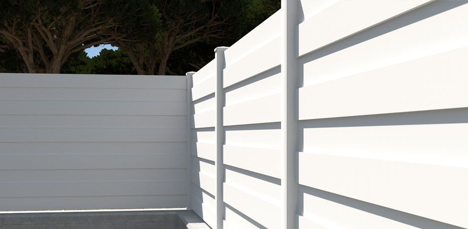 Valla PVC blanco Dlimity Alterna. Sin mantenimiento. Valla de ocultación para jardin, casa, finca, separacion de ambientes. Lamas y postes de PVC. 20 años de garantia. Fabricacion a medida, entrega en kit.
