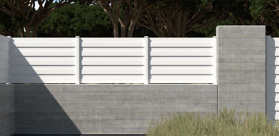 Valla PVC blanco Dlimity Alterna. Sin mantenimiento. Valla de ocultación total con lamas alternadas.  Para jardin, casa, finca, separacion de ambientes. Lamas y postes de PVC. 20 años de garantia. Fabricacion a medida, entrega en kit. 
