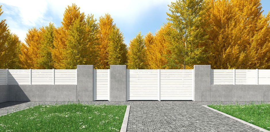 Valla PVC blanco Dlimity Aquiles 010. Sin mantenimiento. Valla abierta para jardin, casa, finca, separacion de ambientes. Lamas y postes de PVC. 20 años de garantia. Fabricacion a medida, entrega en kit. Puerta peatonal y puerta para vehículos a juego.