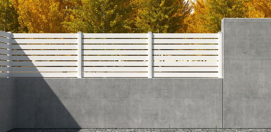 Valla PVC blanco Dlimity Aquiles 020. Sin mantenimiento. Valla abierta para jardin, casa, finca, separacion de ambientes. Lamas y postes de PVC. 20 años de garantia. Fabricacion a medida, entrega en kit. 