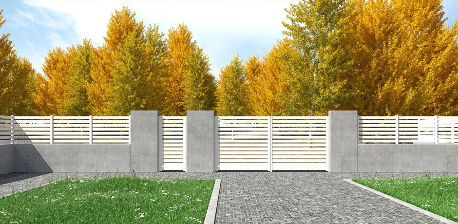 Valla PVC blanco Dlimity Aquiles 050. Sin mantenimiento. Valla abierta para jardin, casa, finca, separacion de ambientes. Lamas y postes de PVC. 20 años de garantia. Fabricacion a medida, entrega en kit. Puerta peatonal y puerta para vehículos a juego.