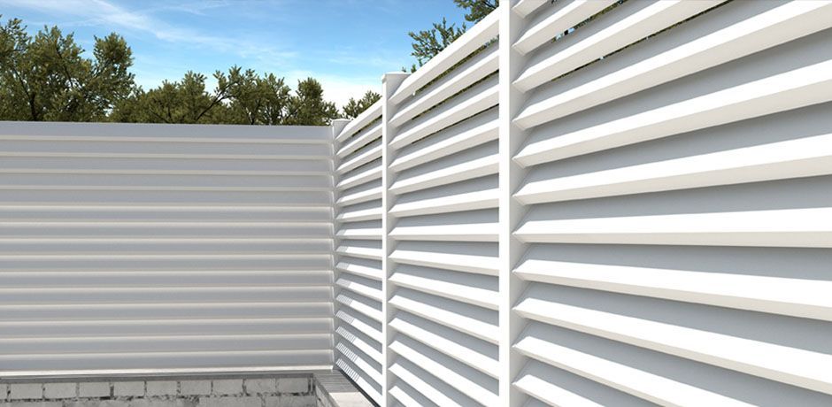 Valla PVC blanco Dlimity Cerbero. Sin mantenimiento. Valla de ocultación con lamas inclinadas para jardin, casa, finca, separacion de ambientes. Lamas y postes de PVC. 20 años de garantia. Fabricacion a medida, entrega en kit.