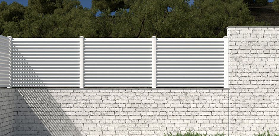 Valla PVC blanco Dlimity Cerbero. Sin mantenimiento. Valla de ocultación con lamas inclinadas que dejan pasar el aire.  Para jardin, casa, finca, separacion de ambientes. Lamas y postes de PVC. 20 años de garantia. Fabricacion a medida, entrega en kit. 