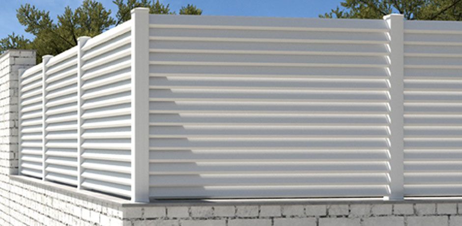 Valla PVC blanco Dlimity Cerbero. Sin mantenimiento. Valla de ocultación con lamas inclinadas que dejan pasar el aire.  Para jardin, casa, finca, separacion de ambientes. Lamas y postes de PVC. 20 años de garantia. Fabricacion a medida, entrega en kit. 