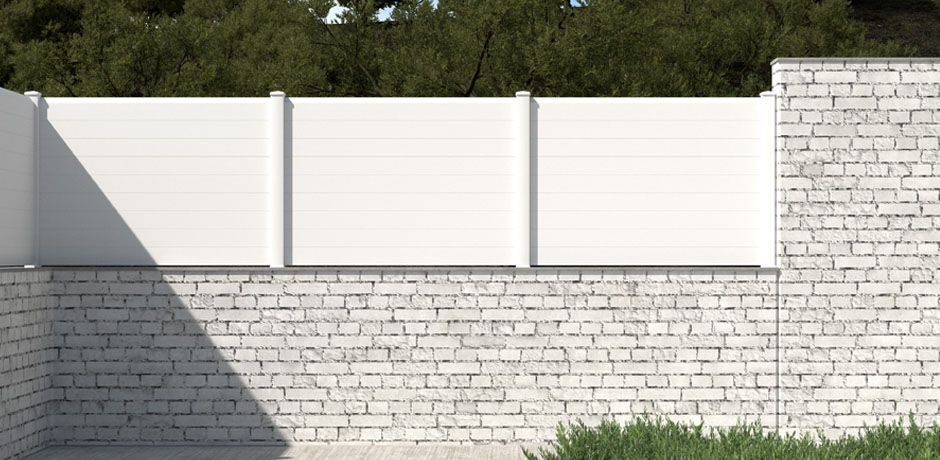 Valla PVC blanco Dlimity Helios Zero. Sin mantenimiento. Valla de ocultación con lamas biseladas sin espacio entre ellas.  Para jardin, casa, finca, separacion de ambientes. Lamas y postes de PVC. 20 años de garantia. Fabricacion a medida, entrega en kit. 