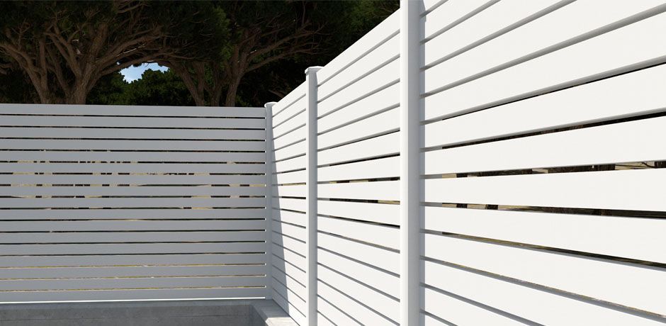 Valla PVC blanco Dlimity Hermes. Sin mantenimiento. Valla abierta para jardin, casa, finca, separacion de ambientes. Lamas y postes de PVC. 20 años de garantia. Fabricacion a medida, entrega en kit.