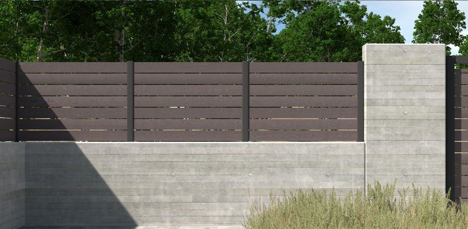 Valla Dlimity Nature 010. Sin mantenimiento. Valla con lamas de madera sintética (WPC) color Nogal separadas 1 cm y postes de aluminio. Valla abierta para jardin, casa, finca, separacion de ambientes. 5 años de garantia. Fabricacion a medida, entrega en kit.