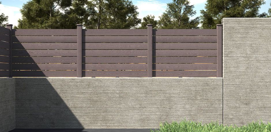 Valla Dlimity Nature Xtra 010. Sin mantenimiento. Valla abierta con lamas y postes de madera sintética (WPC) color Nogal. Lamas separadas 10 mm. Valla abierta para jardin, casa, finca, separacion de ambientes. 5 años de garantia. Fabricacion a medida, entrega en kit.