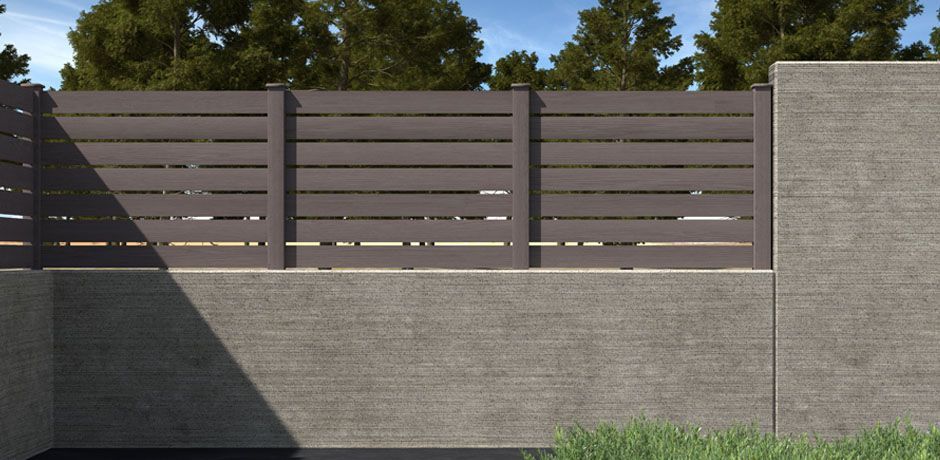 Valla Dlimity Nature Xtra 020. Sin mantenimiento. Valla abierta con lamas y postes de madera sintética (WPC) color Nogal. Lamas separadas 20 mm. Valla abierta para jardin, casa, finca, separacion de ambientes. 5 años de garantia. Fabricacion a medida, entrega en kit.