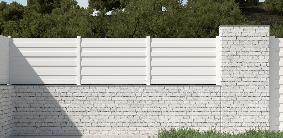 Valla Dlimity Scala PVC blanco. Valla de ocultación. Postes de aluminio blanco y lamas de PVC blanco alternadas. Valla para jardin, casa, finca, separacion de ambientes. 20 años de garantia. Fabricacion a medida, entrega en kit.